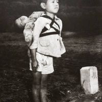 Uno scatto che spezza il cuore e mostra la foto di un bambino che dopo il bombardamento atomico di Nagasaki, nel 1945, porta in spalla il fratellino morto, legato dietro la schiena, in attesa della cremazione.